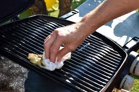 How to Clean a Gas Grill with Vinegar